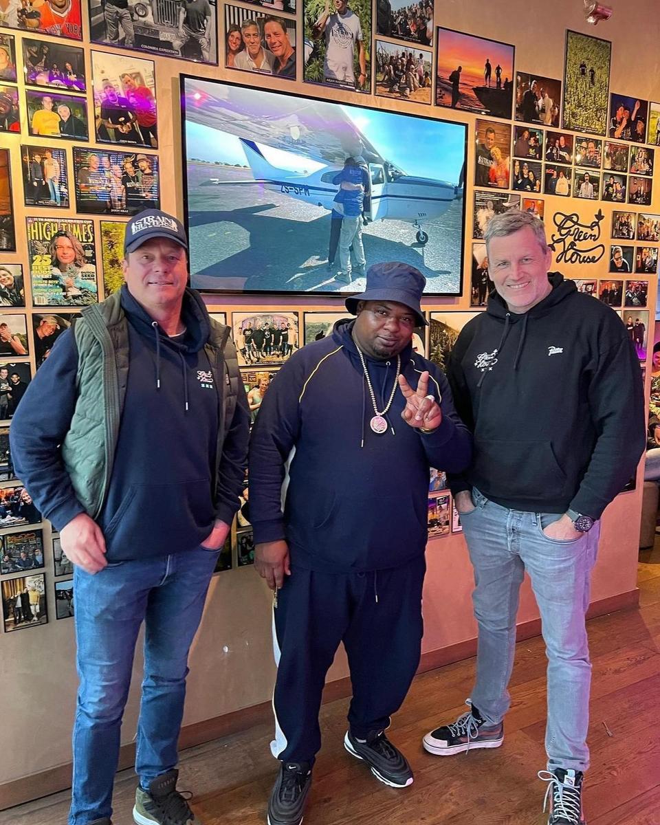 Big Narstie visiting Green House in front of the Amsterdam archive wall